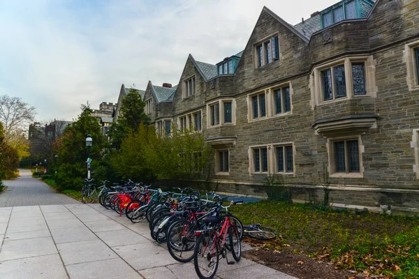 Princeton Eua Novembro 2019 Estudantes Bicicletas Perto Edifício Educacional Universidade — Fotografia de Stock