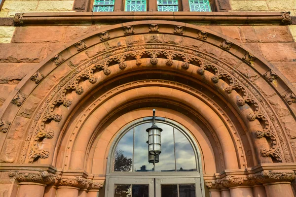 PRINCETON, NJ USA - NOVEMBER 12, 2019: Pencereler ve mimari unsurlar Princeton Üniversitesi kampüsü. New Jersey 'deki Özel Ivy League Üniversitesi, ABD