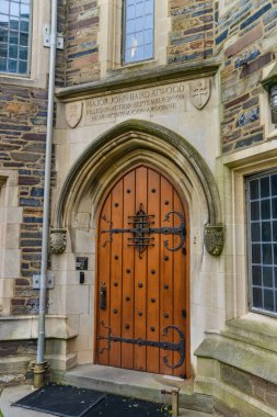 PRINCETON, NJ USA - NOVEMBER 12, 2019: Princeton Üniversitesi 'ndeki Foulke Hall manzarası. Tahta kapı ve mimari unsurlar, orijinal tasarım..