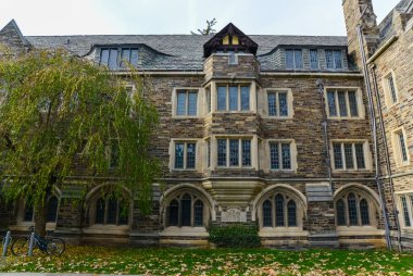 PRINCETON, NJ USA - NOVEMBER 12, 2019: Princeton Üniversitesi 'ndeki Foulke Hall manzarası. 
