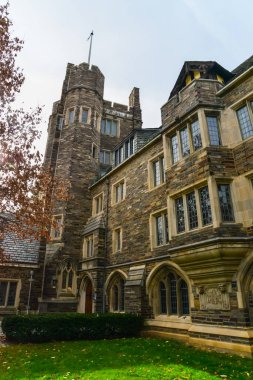 PRINCETON, NJ USA - NOVEMBER 12, 2019: Princeton Üniversitesi 'ndeki Foulke Hall manzarası. 