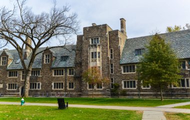 PRINCETON, NJ USA - NOVEMBER 12, 2019: Princeton Üniversitesi 'ndeki Foulke Hall manzarası. 