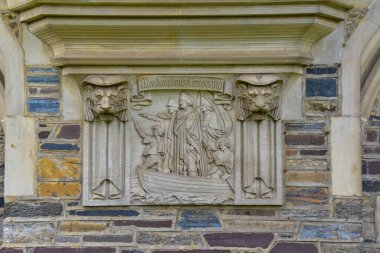 PRINCETON, NJ USA - NOVEMBER 12, 2019: Princeton Üniversitesi 'ndeki Foulke Hall manzarası. Mimarinin pencere ve ögeleri, orijinal tasarım.