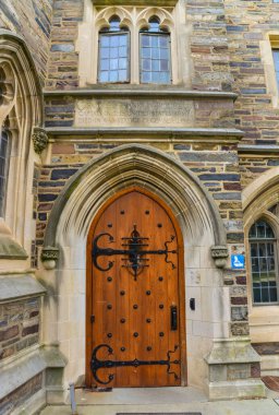 PRINCETON, NJ USA - NOVEMBER 12, 2019: Princeton Üniversitesi 'ndeki Foulke Hall manzarası. Tahta kapı ve mimari unsurlar, orijinal tasarım..