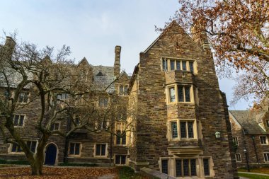 PRINCETON, NJ USA - NOVEMBER 12, 2019: Princeton Üniversitesi 'ndeki Foulke Hall manzarası. 