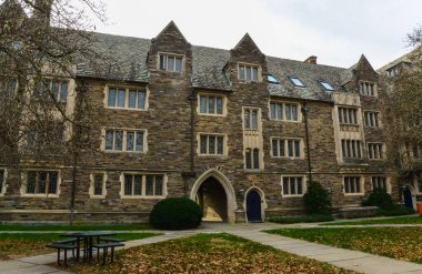 PRINCETON, NJ USA - NOVEMBER 12, 2019: Princeton Üniversitesi 'ndeki Foulke Hall manzarası. 