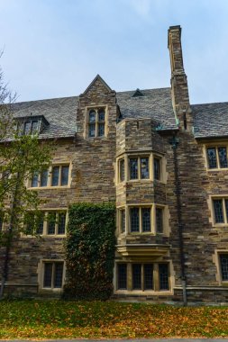 PRINCETON, NJ USA - NOVEMBER 12, 2019: Princeton Üniversitesi 'ndeki Foulke Hall manzarası. 