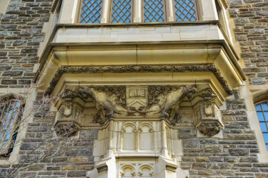 PRINCETON, NJ USA - 12 Kasım 2019: eğitim binasındaki mimari unsurlar. Princeton Üniversitesi, Princeton, New Jersey ABD