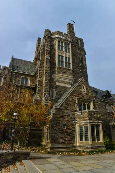 PRINCETON, NJ USA - NOVEMBER 12, 2019: Princeton Üniversitesi 'ndeki Foulke Hall manzarası. 