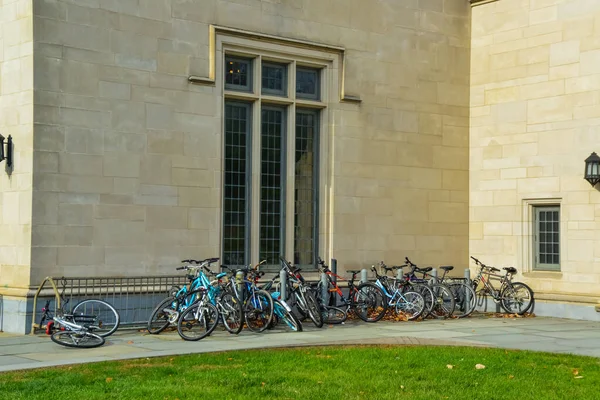 Princeton Usa Νοεμβρίου 2019 Φοιτητικά Ποδήλατα Κοντά Στο Εκπαιδευτικό Κτίριο — Φωτογραφία Αρχείου