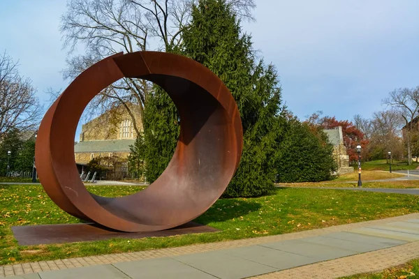 PRINCETON, NJ USA - NOVEMBER 12, 2019: sanat objesi, Princeton Üniversitesi 'nin eğitim binası yakınında bir metal dairesi. New Jersey ABD