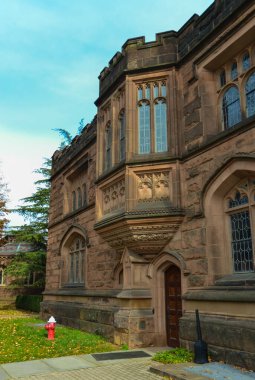 PRINCETON, NJ USA - NOVEMBER 12, 2019: Princeton Üniversitesi Pyne Hall, Princeton NJ gibi zarif taş kaplı binalara sahiptir