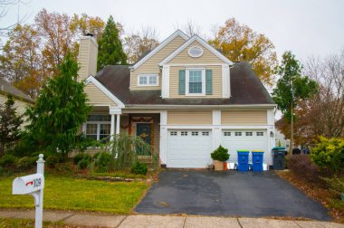 PRINCETON, NJ USA - 12 Kasım 2019: New Jersey, ABD 'nin Princeton banliyösündeki tipik modern ahşap ev.