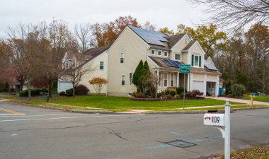 PRINCETON, NJ USA - 12 Kasım 2019: New Jersey, ABD 'nin Princeton banliyösündeki tipik modern ahşap ev.