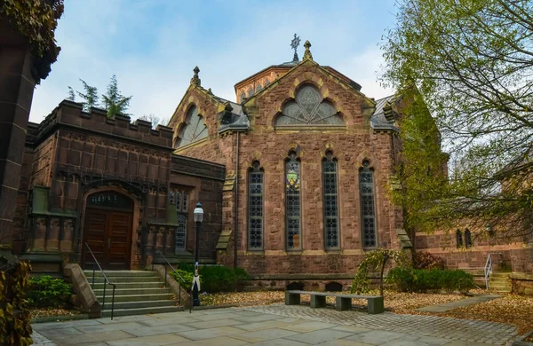 PRINCETON, NJ USA - NOVEMBER 12, 2019: Princeton Üniversitesi Pyne Hall, Princeton NJ gibi zarif taş kaplı binalara sahiptir