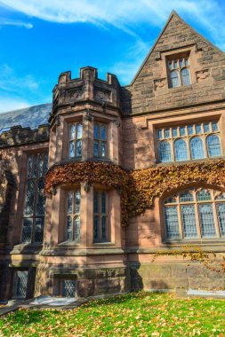 PRINCETON, NJ USA - 12 Kasım 2019: eğitim binasının pencere ve unsurları. Princeton Üniversitesi, Princeton, New Jersey ABD