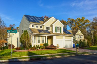 PRINCETON, NJ USA - 12 Kasım 2019: New Jersey, ABD 'nin Princeton banliyösündeki tipik modern ahşap ev.