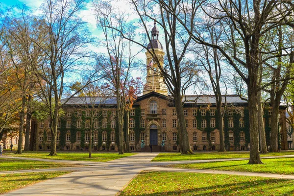 PRINCETON, NJ USA - 12 Kasım 2019: Nassau Hall - Princeton Üniversitesi. NJ, ABD