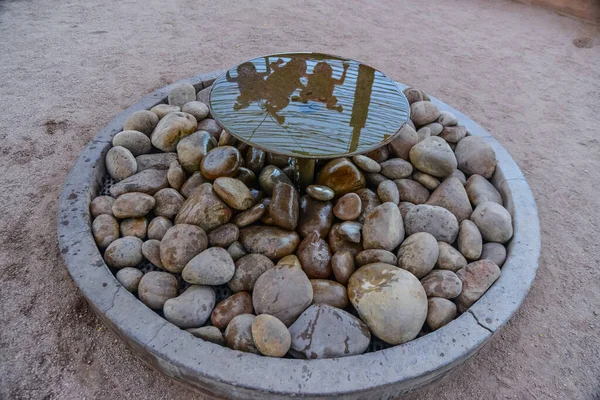 2019年11月17日 亚利桑那州凤凰城沙漠植物园入口处原始的圆形小喷泉 配有淡水 — 图库照片