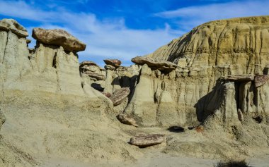 Farmington, New Mexico yakınlarındaki San Juan 'da Ah-Shi-Sle-Pah Yaban Hayatı Çalışma Alanında erozyonun oluşturduğu garip kumtaşı oluşumları.. 