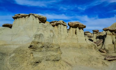 Farmington, New Mexico yakınlarındaki San Juan 'da Ah-Shi-Sle-Pah Yaban Hayatı Çalışma Alanında erozyonun oluşturduğu garip kumtaşı oluşumları.. 