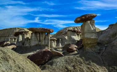 Farmington, New Mexico yakınlarındaki San Juan 'da Ah-Shi-Sle-Pah Yaban Hayatı Çalışma Alanında erozyonun oluşturduğu garip kumtaşı oluşumları.. 
