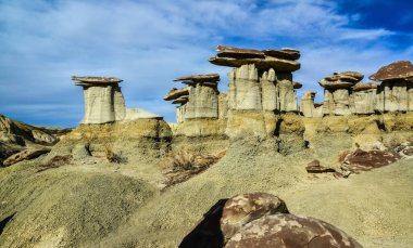 Farmington, New Mexico yakınlarındaki San Juan 'da Ah-Shi-Sle-Pah Yaban Hayatı Çalışma Alanında erozyonun oluşturduğu garip kumtaşı oluşumları.. 