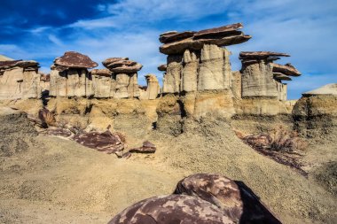 Farmington, New Mexico yakınlarındaki San Juan 'da Ah-Shi-Sle-Pah Yaban Hayatı Çalışma Alanında erozyonun oluşturduğu garip kumtaşı oluşumları.. 