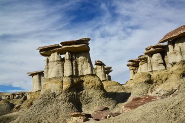Farmington, New Mexico yakınlarındaki San Juan 'da Ah-Shi-Sle-Pah Yaban Hayatı Çalışma Alanında erozyonun oluşturduğu garip kumtaşı oluşumları.. 