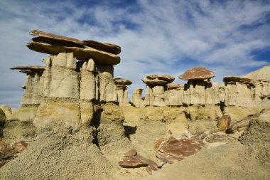 Farmington, New Mexico yakınlarındaki San Juan 'da Ah-Shi-Sle-Pah Yaban Hayatı Çalışma Alanında erozyonun oluşturduğu garip kumtaşı oluşumları.. 