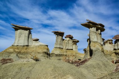 Farmington, New Mexico yakınlarındaki San Juan 'da Ah-Shi-Sle-Pah Yaban Hayatı Çalışma Alanında erozyonun oluşturduğu garip kumtaşı oluşumları.. 