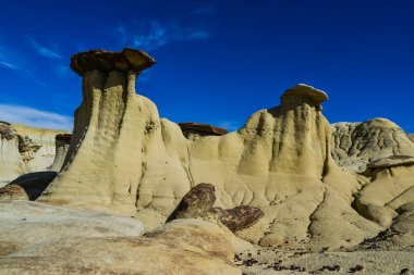 Farmington, New Mexico yakınlarındaki San Juan 'da Ah-Shi-Sle-Pah Yaban Hayatı Çalışma Alanında erozyonun oluşturduğu garip kumtaşı oluşumları.. 
