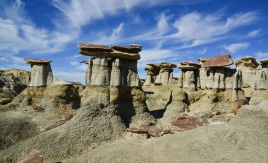 Farmington, New Mexico yakınlarındaki San Juan 'da Ah-Shi-Sle-Pah Yaban Hayatı Çalışma Alanında erozyonun oluşturduğu garip kumtaşı oluşumları.. 