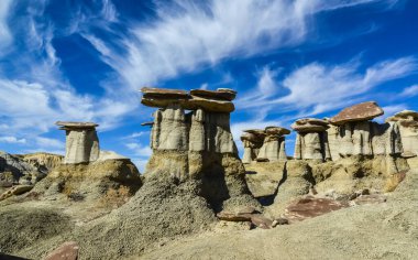 Farmington, New Mexico yakınlarındaki San Juan 'da Ah-Shi-Sle-Pah Yaban Hayatı Çalışma Alanında erozyonun oluşturduğu garip kumtaşı oluşumları.. 