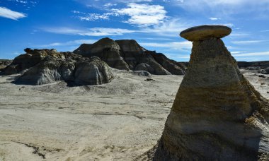 Farmington, New Mexico yakınlarındaki San Juan 'da Ah-Shi-Sle-Pah Yaban Hayatı Çalışma Alanında erozyonun oluşturduğu garip kumtaşı oluşumları.. 