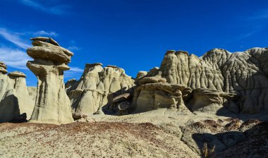 Farmington, New Mexico yakınlarındaki San Juan 'da Ah-Shi-Sle-Pah Yaban Hayatı Çalışma Alanında erozyonun oluşturduğu garip kumtaşı oluşumları.. 