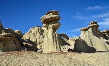Farmington, New Mexico yakınlarındaki San Juan 'da Ah-Shi-Sle-Pah Yaban Hayatı Çalışma Alanında erozyonun oluşturduğu garip kumtaşı oluşumları.. 
