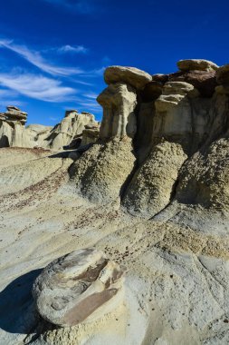 Farmington, New Mexico yakınlarındaki San Juan 'da Ah-Shi-Sle-Pah Yaban Hayatı Çalışma Alanında erozyonun oluşturduğu garip kumtaşı oluşumları.. 