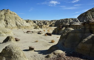 Farmington, New Mexico yakınlarındaki San Juan 'da Ah-Shi-Sle-Pah Yaban Hayatı Çalışma Alanında erozyonun oluşturduğu garip kumtaşı oluşumları.. 