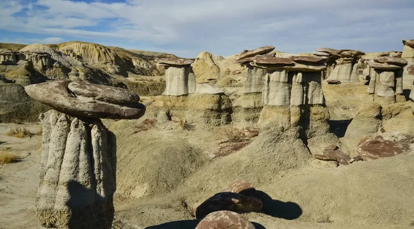 Farmington, New Mexico yakınlarındaki San Juan 'da Ah-Shi-Sle-Pah Yaban Hayatı Çalışma Alanında erozyonun oluşturduğu garip kumtaşı oluşumları.. 
