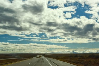 Gün batımında New Mexico, ABD 'de karayolu üzerinde gök gürültülü fırtına bulutları
