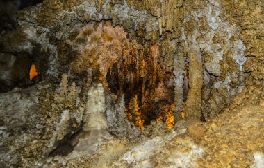 Carlsbad Mağaraları Ulusal Parkı, New Mexico 'daki büyük yeraltı koridorlarında kalsit koyları, sarkıtlar ve dikitler. ABD