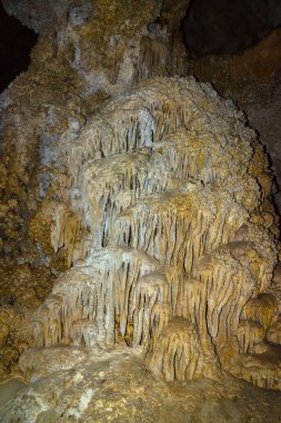 Carlsbad Mağaraları Ulusal Parkı, New Mexico 'daki büyük yeraltı koridorlarında kalsit koyları, sarkıtlar ve dikitler. ABD
