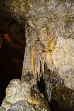 Carlsbad Mağaraları Ulusal Parkı, New Mexico 'daki büyük yeraltı koridorlarında kalsit koyları, sarkıtlar ve dikitler. ABD