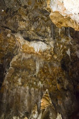 Carlsbad Mağaraları Ulusal Parkı, New Mexico 'daki büyük yeraltı koridorlarında kalsit koyları, sarkıtlar ve dikitler. ABD