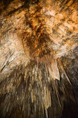Carlsbad Mağaraları Ulusal Parkı, New Mexico 'daki büyük yeraltı koridorlarında kalsit koyları, sarkıtlar ve dikitler. ABD