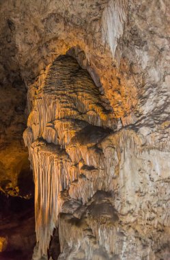 Carlsbad Mağaraları Ulusal Parkı, New Mexico 'daki büyük yeraltı koridorlarında kalsit koyları, sarkıtlar ve dikitler. ABD