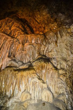 Carlsbad Mağaraları Ulusal Parkı, New Mexico 'daki büyük yeraltı koridorlarında kalsit koyları, sarkıtlar ve dikitler. ABD