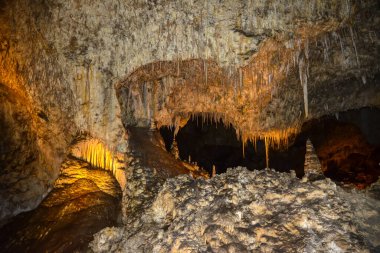 Carlsbad Mağaraları Ulusal Parkı, New Mexico 'daki büyük yeraltı koridorlarında kalsit koyları, sarkıtlar ve dikitler. ABD