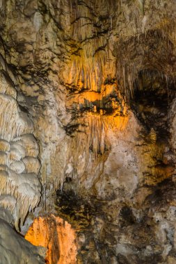 Carlsbad Mağaraları Ulusal Parkı, New Mexico 'daki büyük yeraltı koridorlarında kalsit koyları, sarkıtlar ve dikitler. ABD